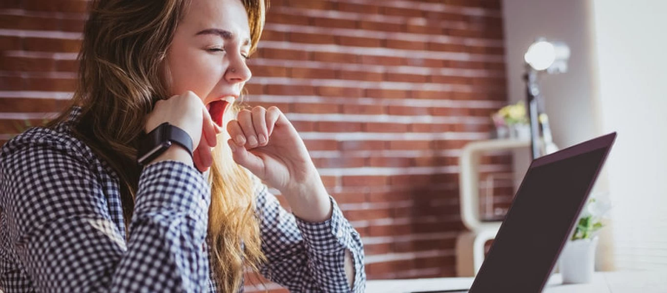 Δείτε ποιες είναι οι τροφές που μας προκαλούν υπνηλία και ποιες που μας κρατούν ξύπνιους